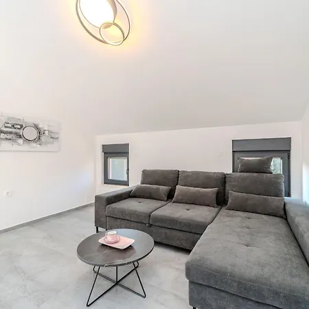 Apartment Royal 3 By Interhome Vir